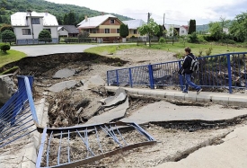 Na Slovensku se zřítil silniční most po přívalových deštích.